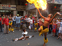 Игры с огнем на улицах Манилы (архив)