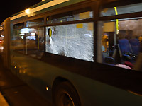 Автобус компании "Эгед" после "каменной атаки" (иллюстрация) 