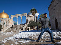 Арабские подростки бросают в иерусалимский трамвай снежки, "начиненные" камнями