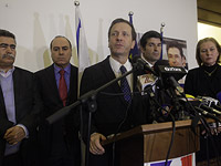 Слева направо: Амир Перец, Сильван Шалом, Ицхак Герцог, Патрик Мезонав и Ципи Ливни