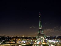 Эйфелева башня с погашенными огнями в знак траура по жертвам теракта в Париже. 08.01.2015