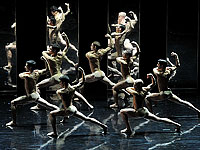 "Magifigue" ("Великолепие") &#8211; это самые известные балеты Чайковского, поэтическую атмосферу которых Маланден сохранил при помощи воображения и 18 танцоров труппы "Балет Биарриц"