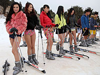 Китаянки присоединились к флэшмобу No Pants: без штанов на лыжах