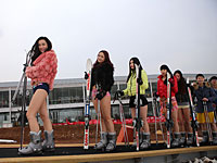 Китаянки присоединились к флэшмобу No Pants: без штанов на лыжах  
