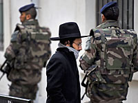 Вооруженный патруль охраняет здание еврейской школы в округе Марэ. Париж, 13 января 2015 года