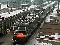 На железнодорожной станции в Москве двое мужчин погибли под колесами электрички