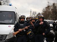 Возле Парижа снова захвачены заложники