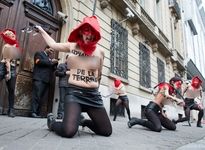 Акция FEMEN возле посольства Саудовской Аравии в Париже 16 января 2015
