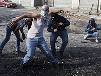 Палестинцы забросали камнями автомобиль, один человек легко ранен