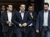 Премьер-министр Греции Алексис Ципрас (в центре)