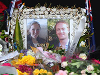 Портрет Катрин Доусон и Тори Джонсона на похоронах жертв теракта в Сиднее. 23 января 2015 года