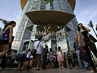 В одном из крупнейших торговых центров Бангкока прогремели два взрыва