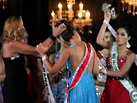 На конкурсе "Мисс Амазонка 2015" ливанка сорвала корону с головы победительницы. ВИДЕО