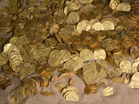В общей сложности, клад содержал около 2 тысяч золотых монет разного достоинства: от четверти динара до динара
