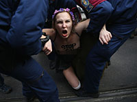 Акция FEMEN у здания парламента в Будапеште. 17 февраля 2015 года