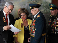Биньямин Нетаниягу и Софа Ландвер во время встречи с ветеранами
