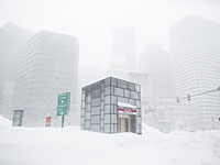 Мэр занесенного снегом Бостона призвал жителей города перестать прыгать в сугробы из окон
