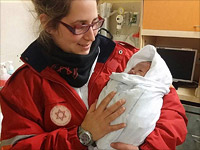 Фельдшер Алума Симон с новорожденной девочкой
