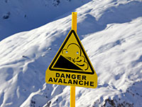 В результате схода лавины в Швейцарских Альпах погибли 3 итальянца, еще двое ранены