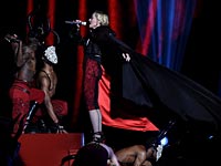 На вручении музыкальной премии Brit Awards Мадонна упала со сцены