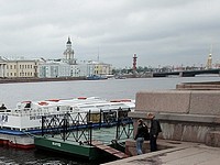 В Петербурге спасли 55-летнюю женщину, бросившуюся с моста в Неву