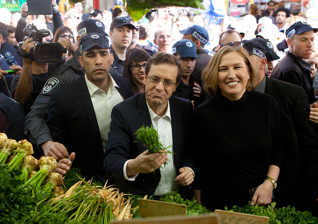 Ицхак Герцог и Ципи Ливни на тель-авивском рынке "Кармель". 12 марта 2015 года