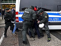 На западе Германии демонстрации исламистов и их противников закончились беспорядками