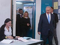 Биньямин Нетаниягу на избирательном участке. 17 марта 2015 года