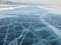 Зимняя дорога по льду озера Байкал