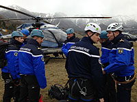 Сбор поисково-спасательной команды в районе крушения. Ля-Сьен-Лез-Альп, Франция, 24 марта 2015 года