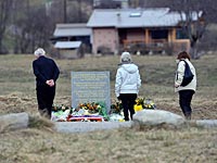 Родственники у памятника жертвам крушения самолета недалеко от места трагедии. Франция, 28 марта 2015 года