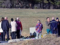 Родственники у памятника жертвам крушения самолета недалеко от места трагедии. Франция, 28 марта 2015 года
