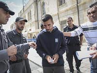 Нив Асраф (в центре) в иерусалимском суде. 3 апреля 2015 года