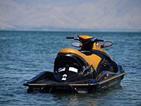 На озере Кинерет столкнулись лодка и водный мотоцикл: один человек пропал без вести  