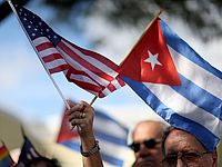 "Историческое рукопожатие": Обама встретился с Кастро в Панаме