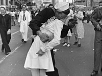 Альфред Эйзенштадт. День Победы над Японией на Таймс-сквер. Нью-Йорк, 14 августа 1945