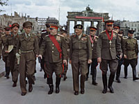 Фотограф британского военного министерства. Маршалы Советского Союза Г. Жуков и К. Рокосовский, генерал-фельдмаршал Б. Монтгомери. Берлин, июль 1945