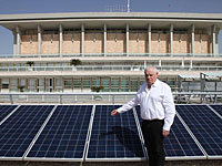 Генеральный директор Кнессета Ронен Плот во время установки фотоэлектрических паналей на крыше здания Кнессета