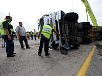 В районе Мертвого моря перевернулся грузовик: водитель погиб
