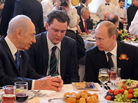 Шимон Перес и Владимир Путин в Москве. 9 мая 2010 года