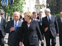 Шимон Перес и Ангела Меркель в Москве. 9 мая 2010 года