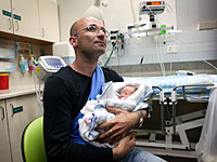 Омри Ланцет с сыном в больнице "Сорока". 27 апреля 2015 года