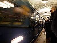 Поезд московского метро протащил по перрону зажатого дверями мужчину