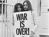 Джон Леннон и Йоко Оно у офиса Apple в Лондоне. 1969 год