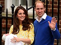 Герцогиня и герцог Кэмбриджские с новорожденной дочерью