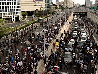 Участники акции протеста направляются от торгового центра "Азриэли" к площади Ицхака Рабина