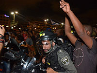 Полиция оттеснила демонстрантов с площади Рабина, однако беспорядки продолжаются  