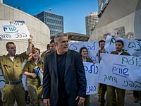 Яир Лапид на демонстрации протеста солдат-резервистов. Тель-Авив, 7 мая 2015 года