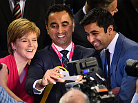 Никола Стерджен празднует победу националистов в Шотландии