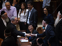 Биньямин Нетаниягу приветствует поддержавших его депутатов в Кнессете. 11 мая 2015 года